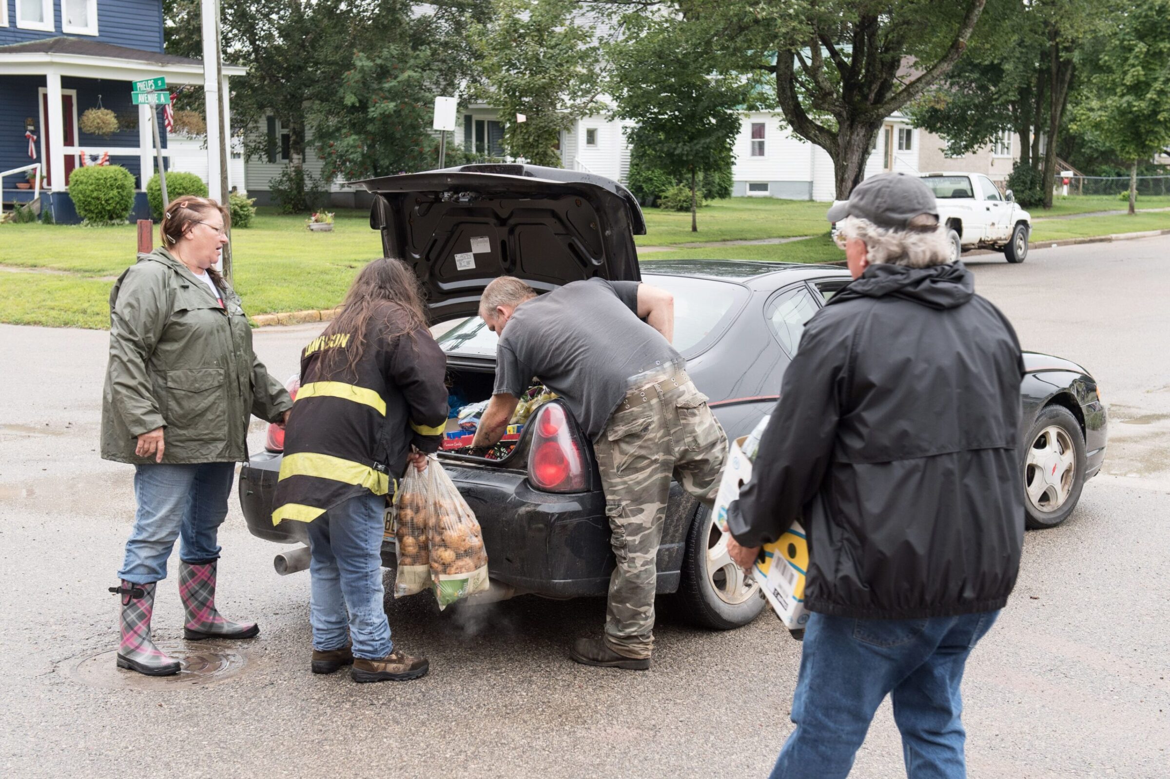 U.P. volunteers fill car with with food at Mobile Pantry