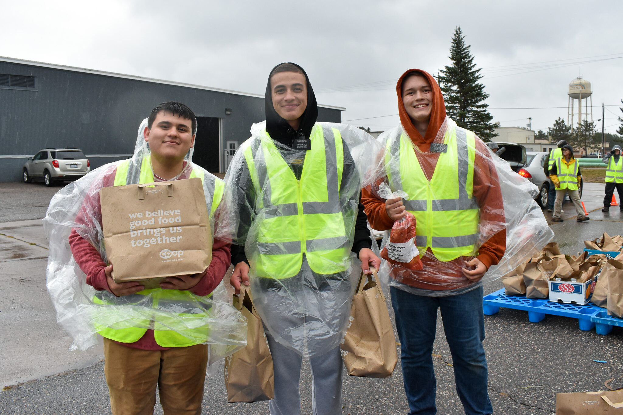 Marquette mobile pantry volunteers